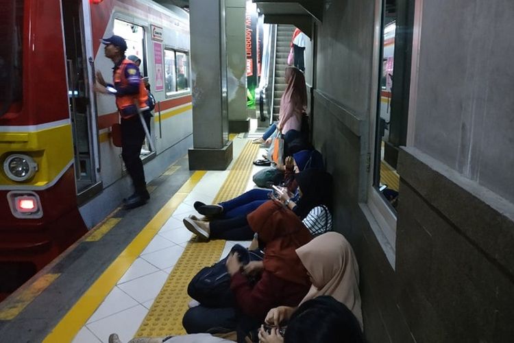 Detail Gambar Stasiun Kereta Api Krl Depok Nomer 45