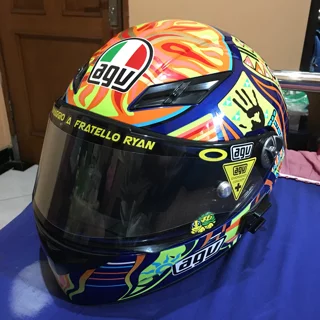 Detail Gambar Stiker Helm Valentino Rossi Nomer 27