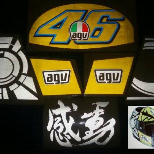 Detail Gambar Stiker Helm Valentino Rossi Nomer 28