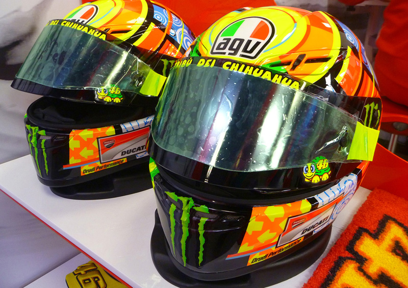 Detail Gambar Stiker Helm Valentino Rossi Nomer 39