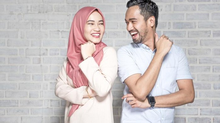 Detail Gambar Suami Milih Jilbab Anak Gadis Nomer 47