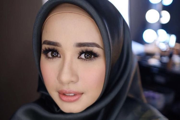 Detail Gambar Suami Milih Jilbab Anak Gadis Nomer 51