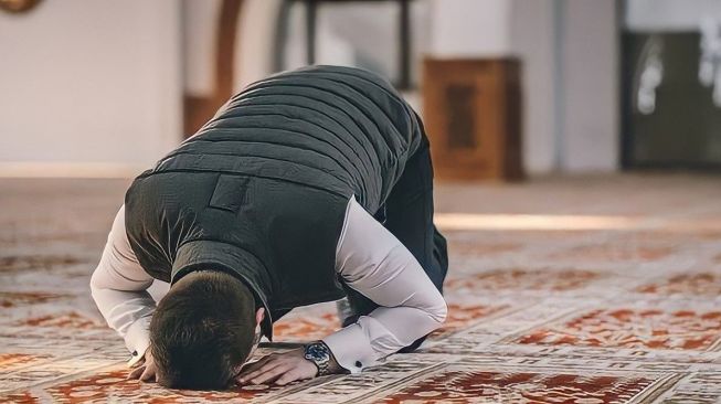 Gambar Sujud Syukur - KibrisPDR