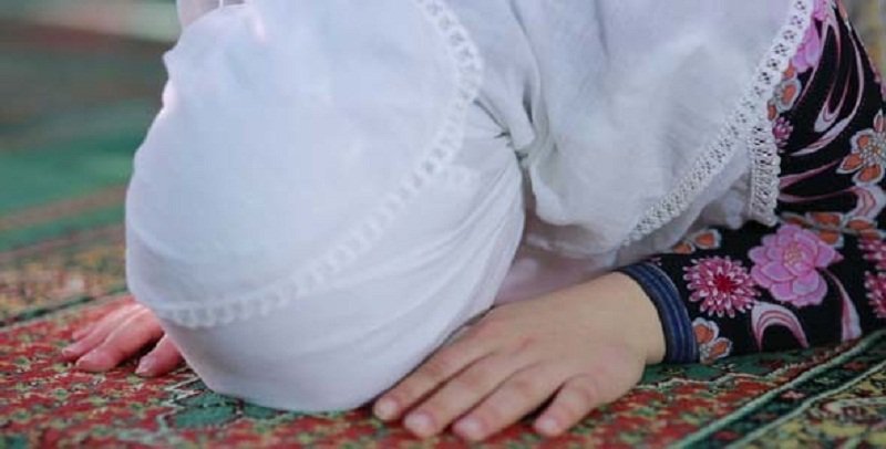 Detail Gambar Sujud Wanita Yang Benar Nomer 11