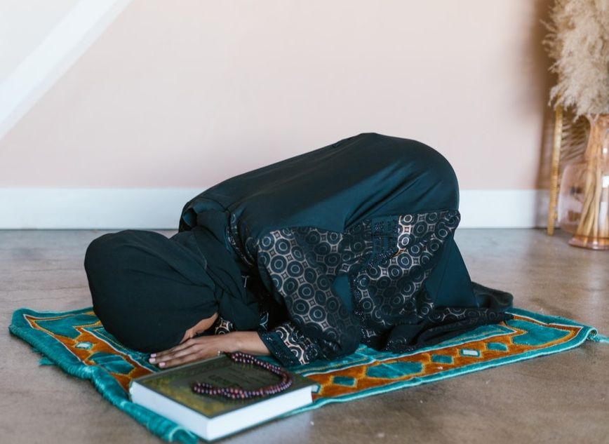 Detail Gambar Sujud Wanita Yang Benar Nomer 20