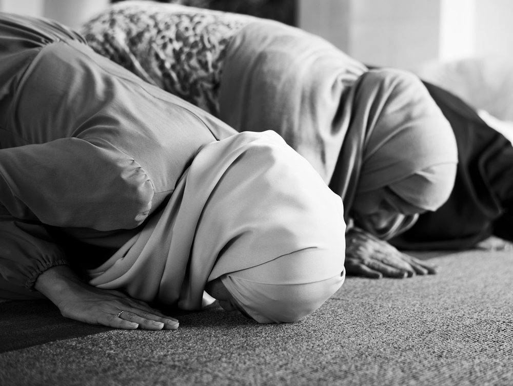 Detail Gambar Sujud Wanita Yang Benar Nomer 38