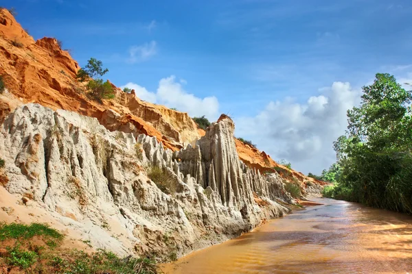 Detail Gambar Sungai Merah Di Vietnam Nomer 51