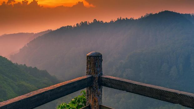 Detail Gambar Sunset Di Gunung Pemandangan Nomer 13