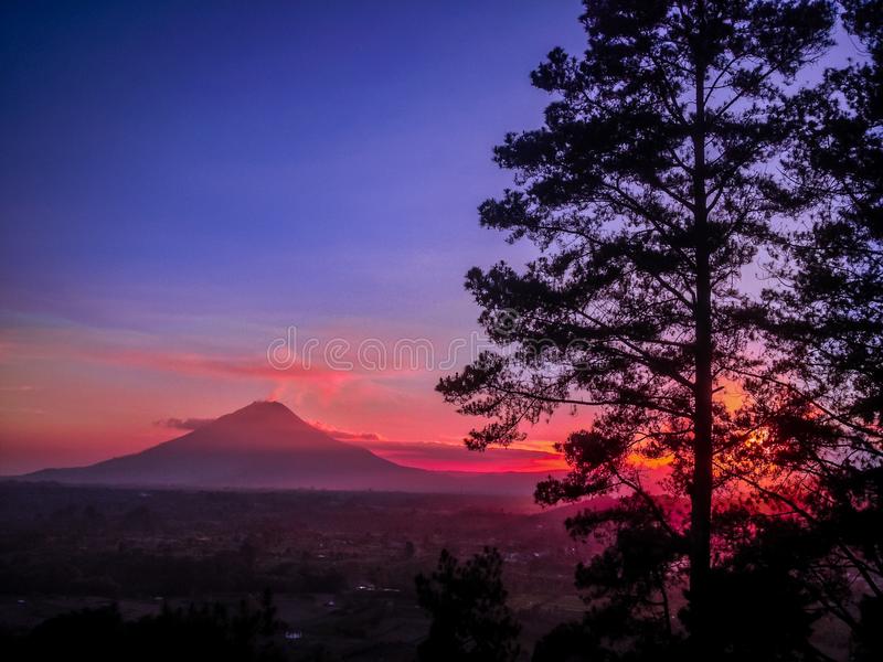 Detail Gambar Sunset Di Gunung Pemandangan Nomer 49