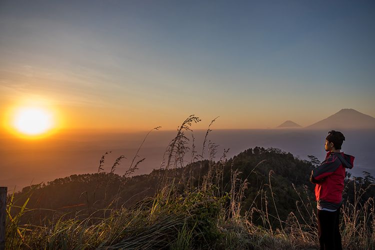 Detail Gambar Sunset Di Gunung Pemandangan Nomer 7