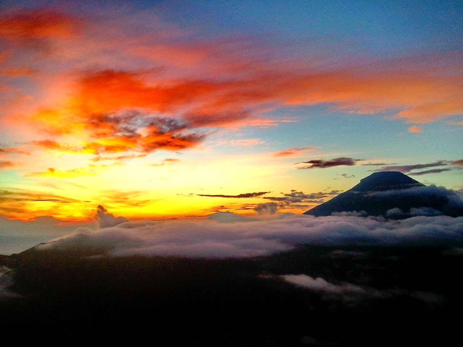 Detail Gambar Sunset Di Gunung Pemandangan Gunung Dan Air Terjun Nomer 27