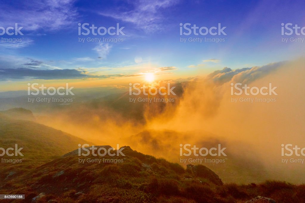 Detail Gambar Sunset Di Gunung Pemandangan Indah Nomer 34