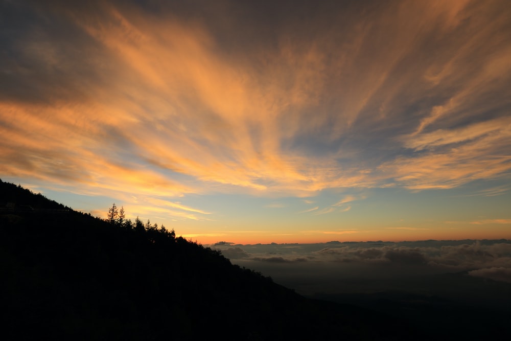 Detail Gambar Sunset Di Gunung Pemandangan Indah Nomer 10