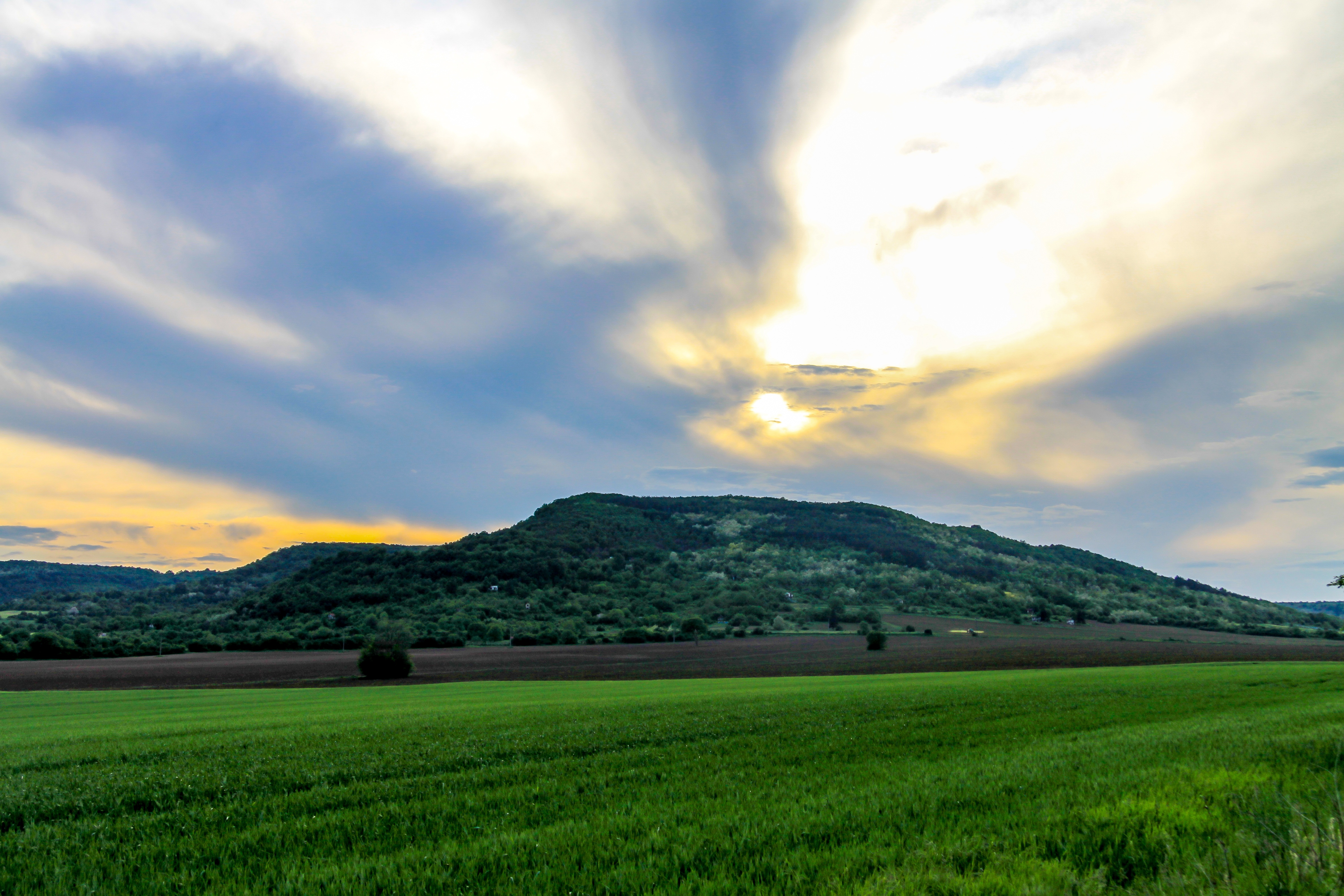 Detail Gambar Sunset Di Gunung Sawah Dan Gunung Nomer 20