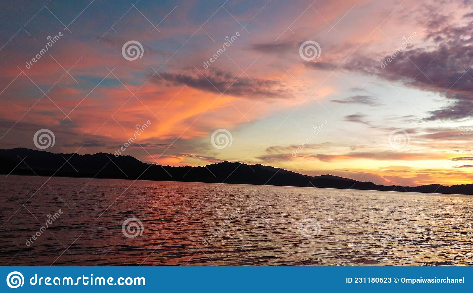 Detail Gambar Sunset Di Laut Nomer 42