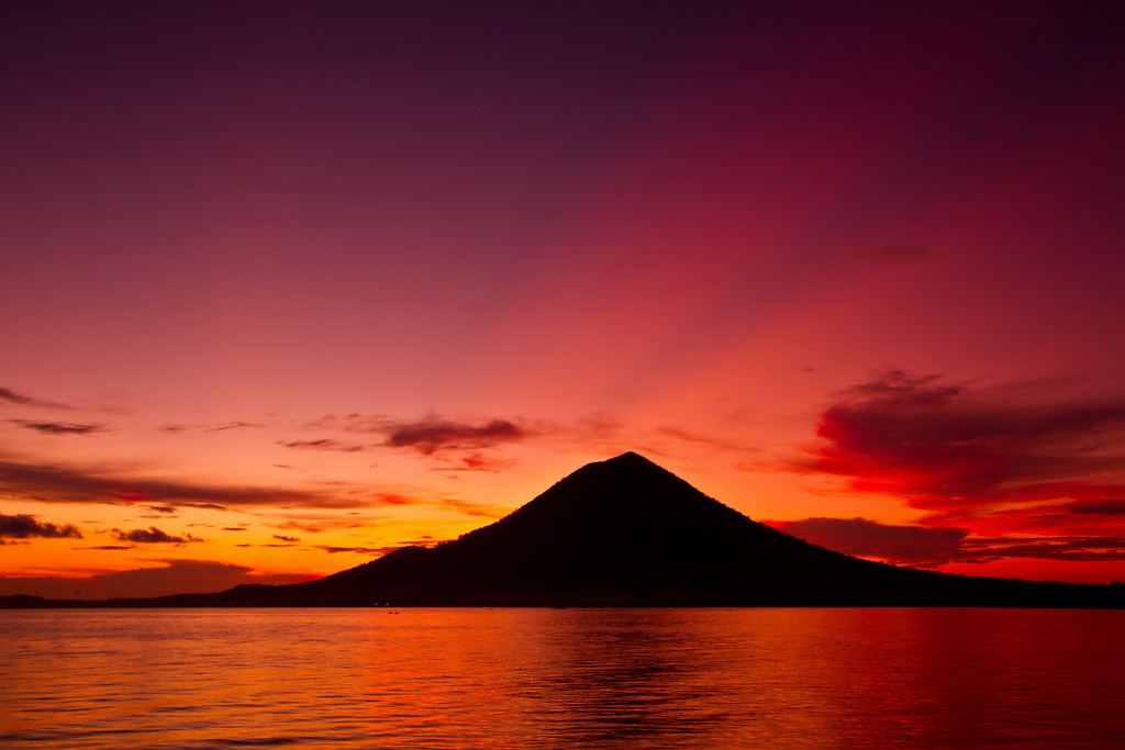 Detail Gambar Sunset Di Maluku Utara Nomer 16