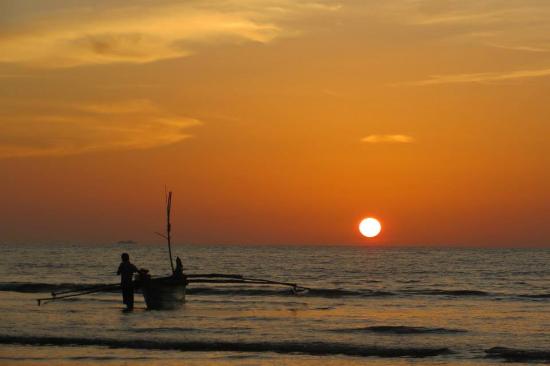 Download Gambar Sunset Di Pantai Nomer 24