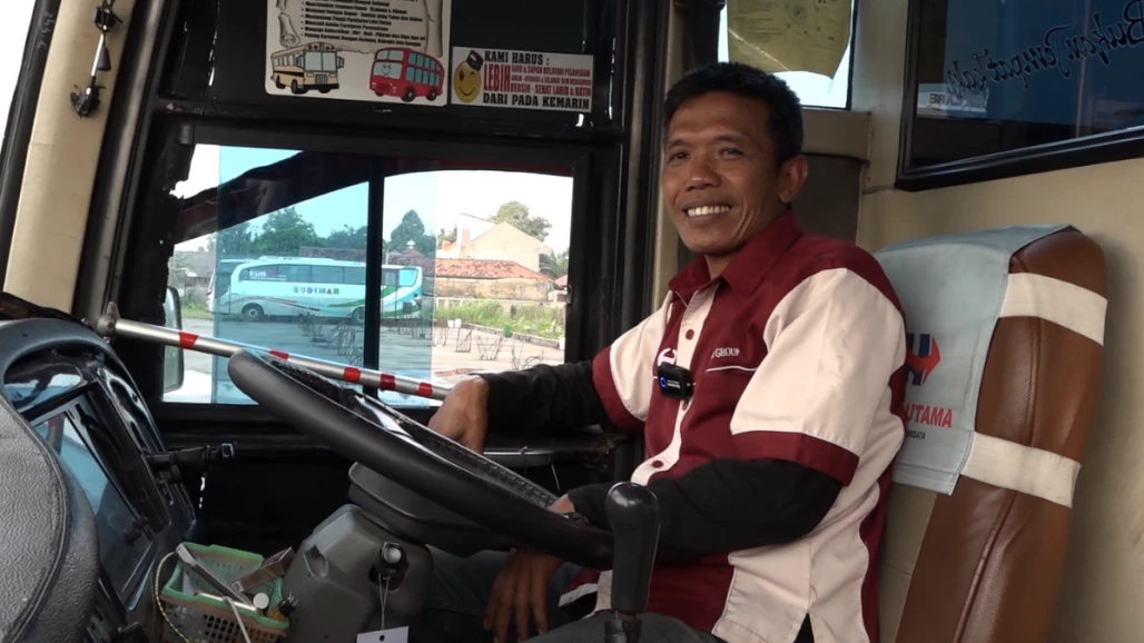Detail Gambar Supir Bus Nomer 44