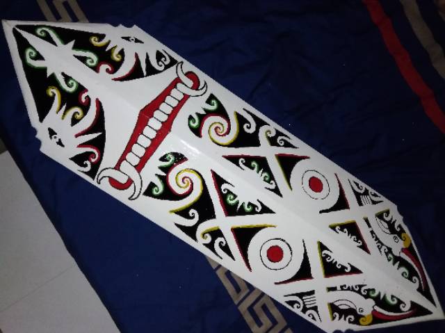 Detail Gambar Tameng Dayak Simple Nomer 24