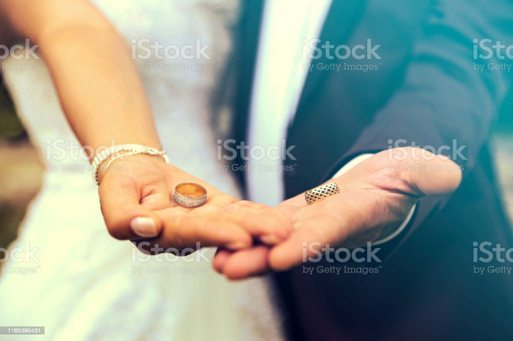 Detail Gambar Tangan Cincin Pernikahan Nomer 56