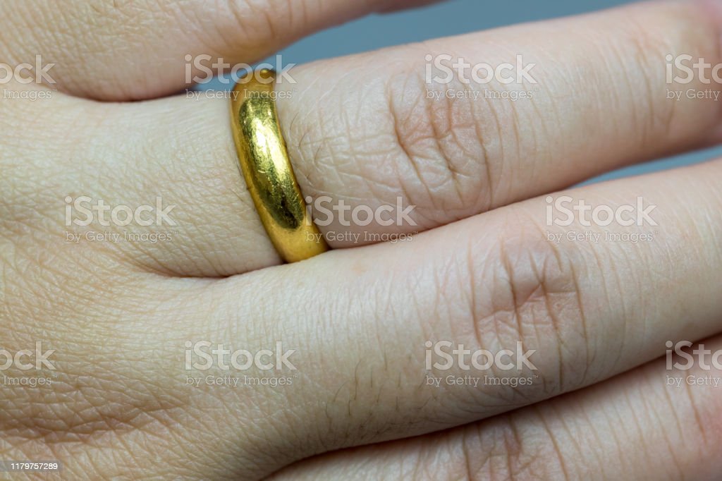 Detail Gambar Tangan Dan Cincin Nomer 43