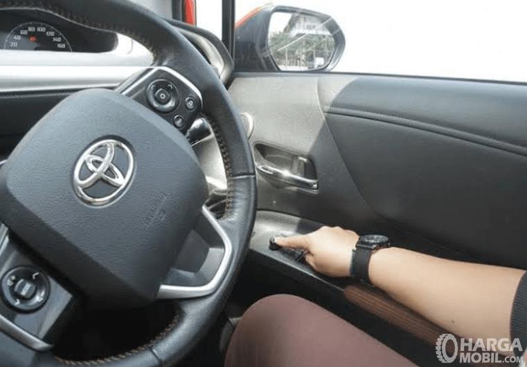 Detail Gambar Tangan Nyetir Mobil Nomer 38