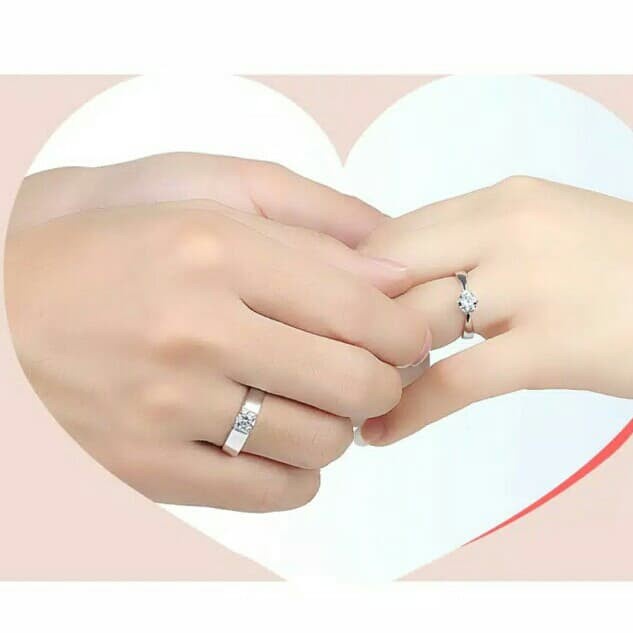 Detail Gambar Tangan Pakai Cincin Couple Nomer 26