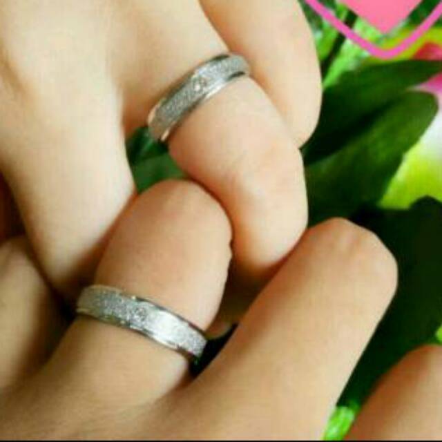 Detail Gambar Tangan Pakai Cincin Couple Nomer 36