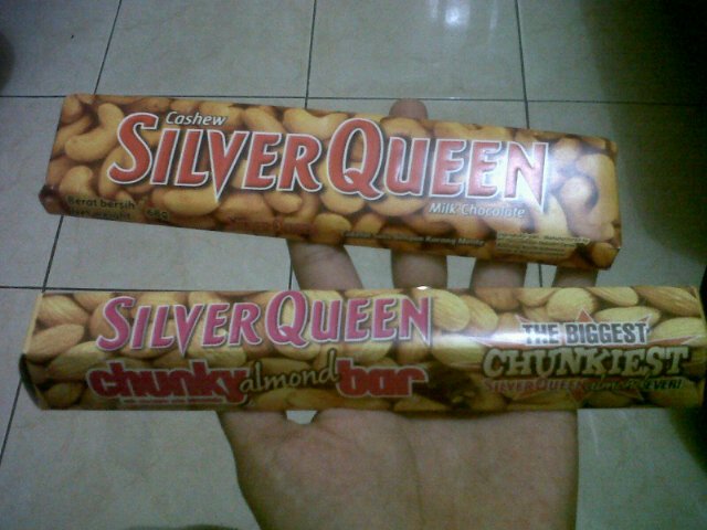 Detail Gambar Tangan Pegang Coklat Silverqueen Nomer 26