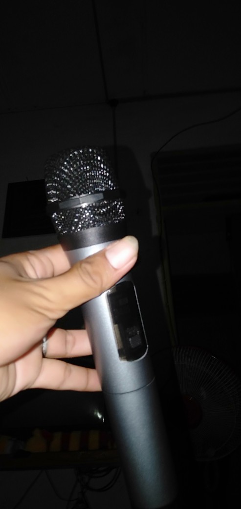 Detail Gambar Tangan Pegang Mic Nomer 23