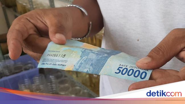 Detail Gambar Tangan Pegang Uang Nomer 29