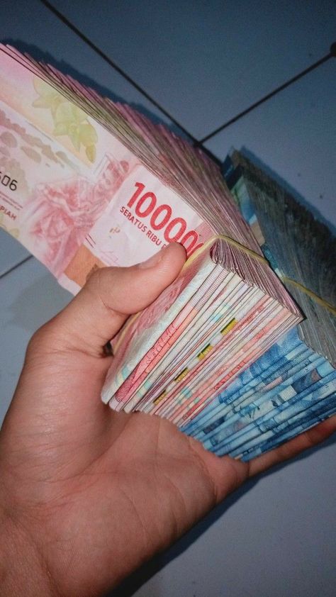 Detail Gambar Tangan Pegang Uang Nomer 52