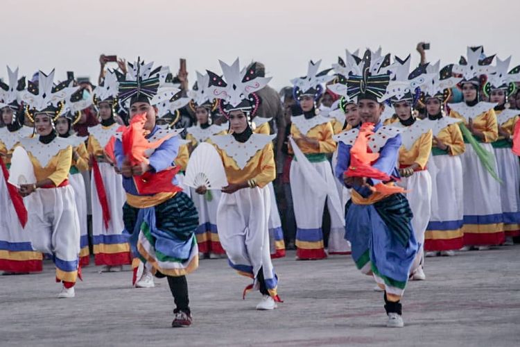 Detail Gambar Tari Dari Sulawesi Tenggara Nomer 27