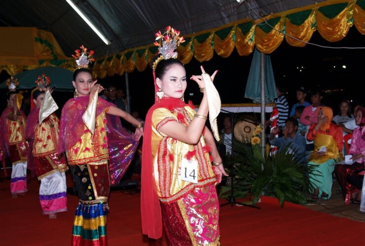 Detail Gambar Tari Dari Sulawesi Tenggara Nomer 33