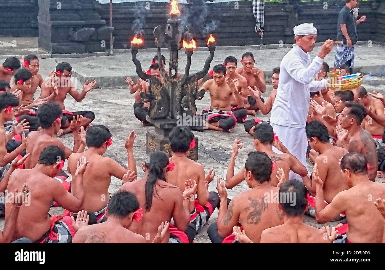 Detail Gambar Tari Kecak Bali Nomer 36