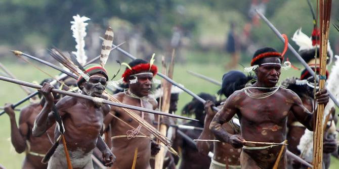 Detail Gambar Tari Perang Papua Nomer 12