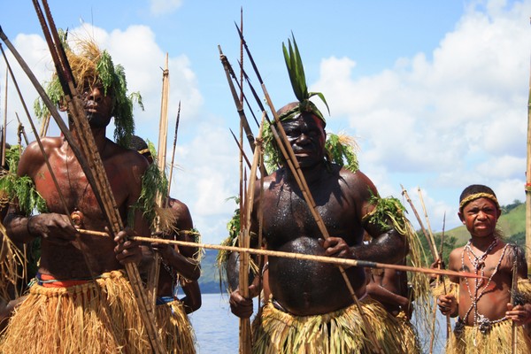 Detail Gambar Tari Perang Papua Nomer 40