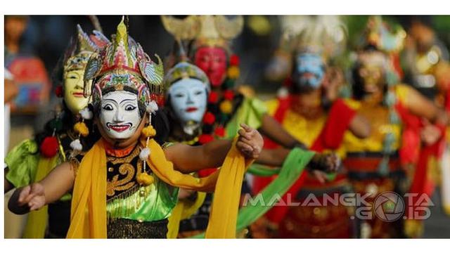 Detail Gambar Tari Topeng Malangan Hitam Putih Nomer 17