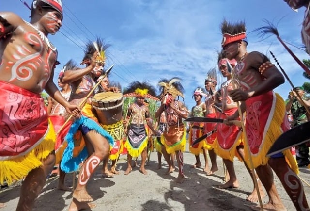 Detail Gambar Tari Yospan Dari Papua Nomer 2