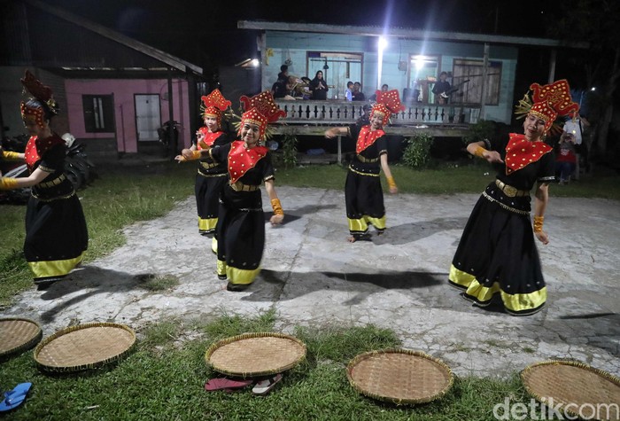 Detail Gambar Tarian Adat Kalimantan Barat Nomer 31