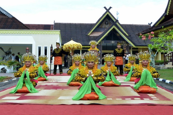 Detail Gambar Tarian Adat Khas Daerah Jambi Tari Sekapur Sirih Nomer 12