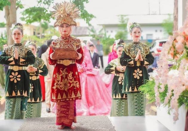 Detail Gambar Tarian Adat Khas Daerah Jambi Tari Sekapur Sirih Nomer 19