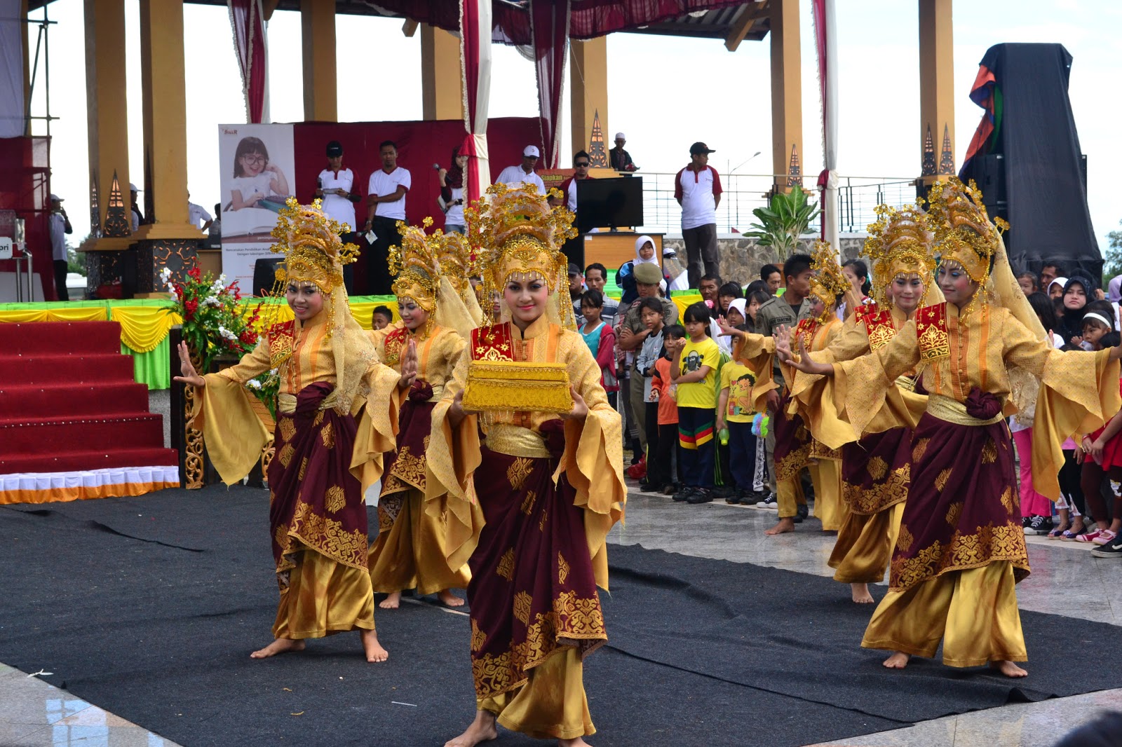 Detail Gambar Tarian Adat Khas Daerah Riau Tari Joged Lambak Nomer 18