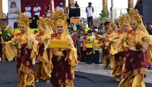 Detail Gambar Tarian Adat Khas Daerah Riau Tari Joged Lambak Nomer 21