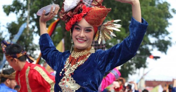 Detail Gambar Tarian Adat Khas Daerah Sumatra Barat Tari Baralek Gadang Nomer 27