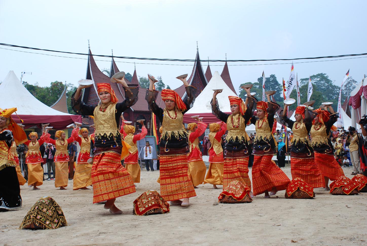 Detail Gambar Tarian Adat Khas Daerah Sumatra Barat Tari Baralek Gadang Nomer 39