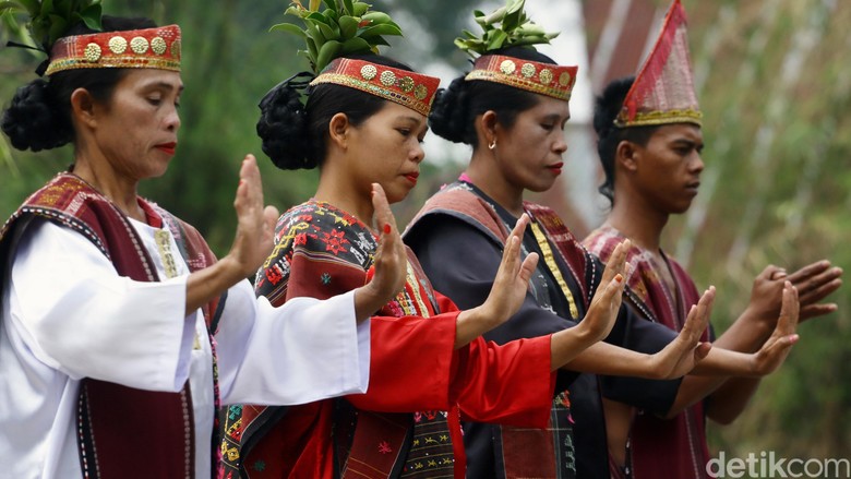 Detail Gambar Tarian Adat Khas Daerah Sumatra Utara Nomer 26