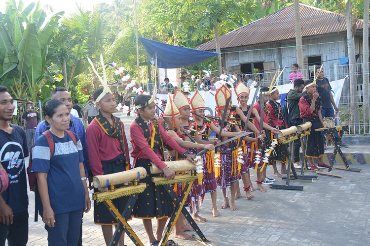 Detail Gambar Tarian Adat Tea Eku Nagekeo Nomer 13