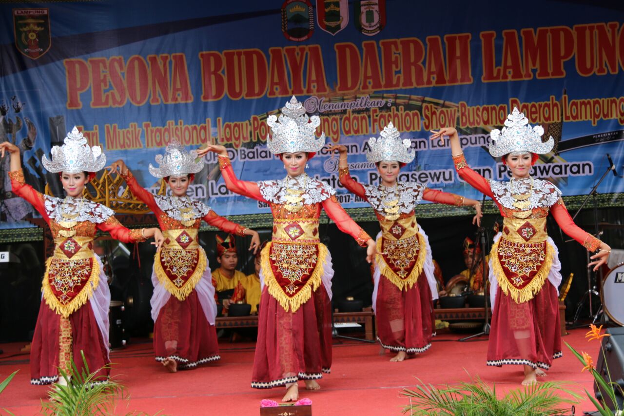 Detail Gambar Tarian Daerah Lampung Nomer 45