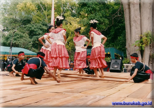 Gambar Tarian Daerah Maluku - KibrisPDR